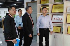 热烈欢迎市政府秘书长林兢一行莅临mk网站_MK(中国)集团广西公司考察指导